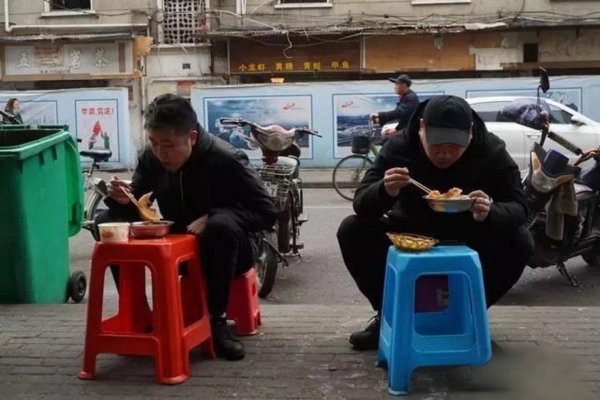 在线股票配资平台 “在地意识觉醒”: 小红书上的年轻人, 想过去模板化生活